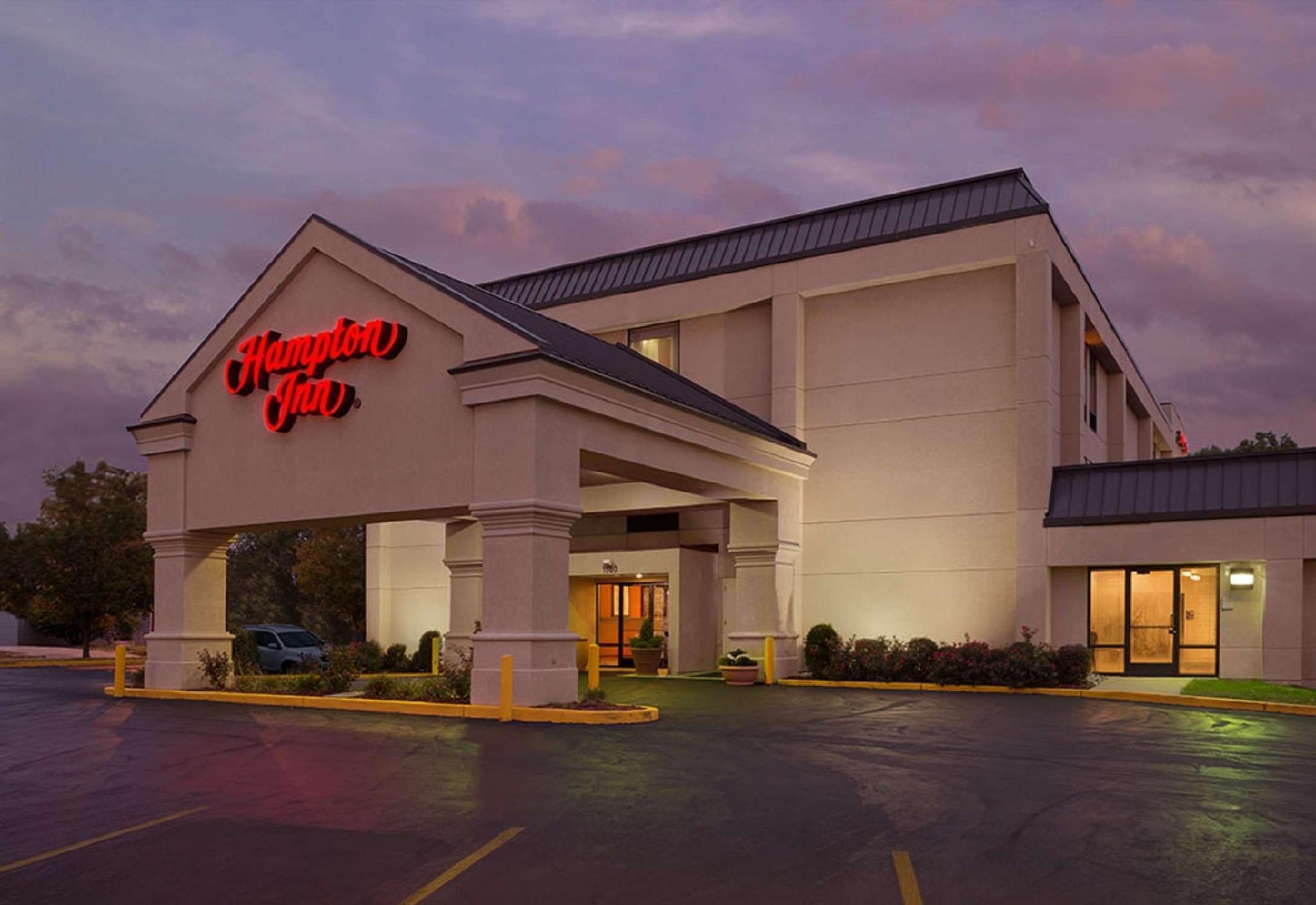 La Quinta Inn & Suites By Wyndham St Louis Route 66 Windsor Springs Exterior photo