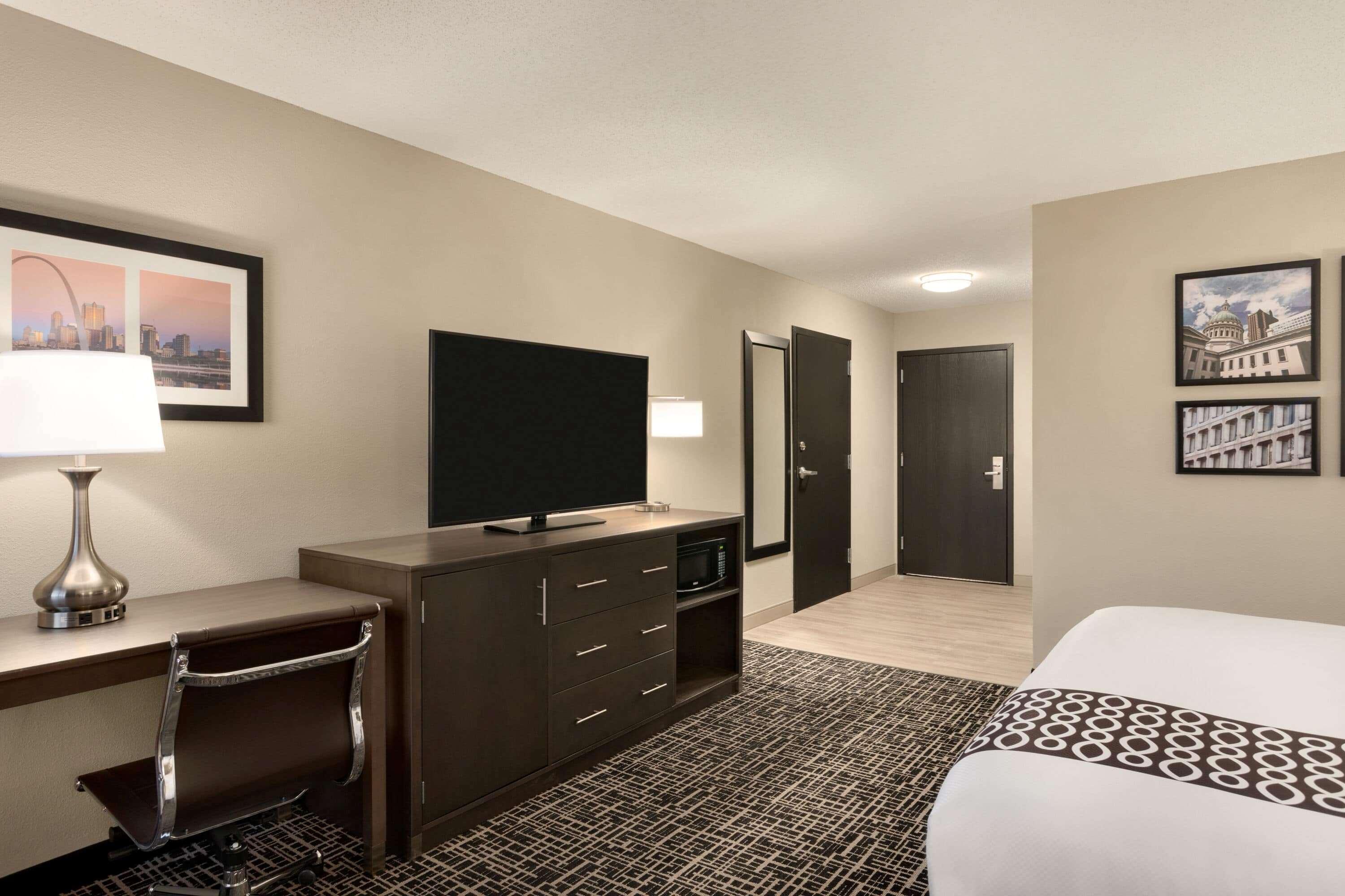 La Quinta Inn & Suites By Wyndham St Louis Route 66 Windsor Springs Exterior photo