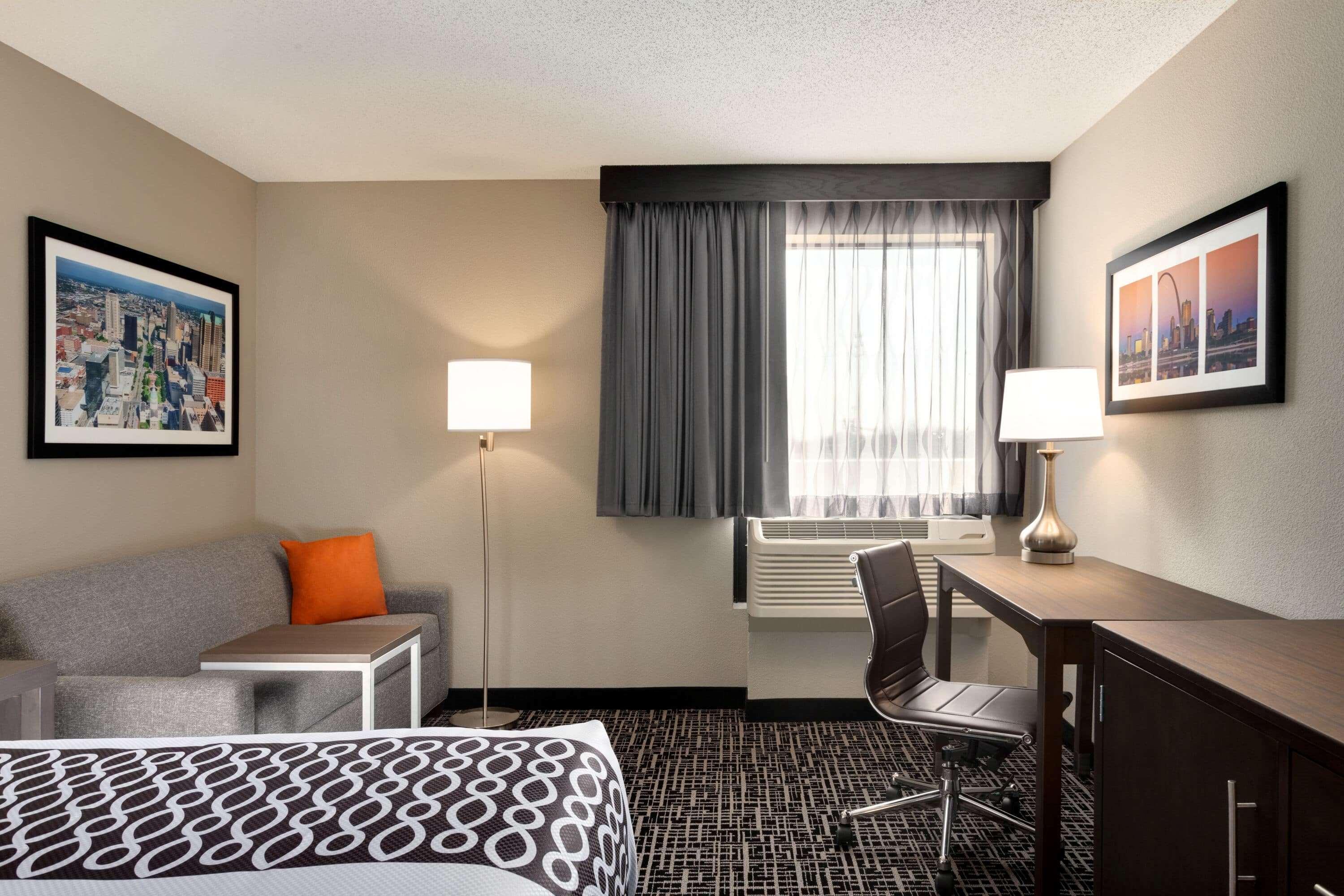 La Quinta Inn & Suites By Wyndham St Louis Route 66 Windsor Springs Exterior photo