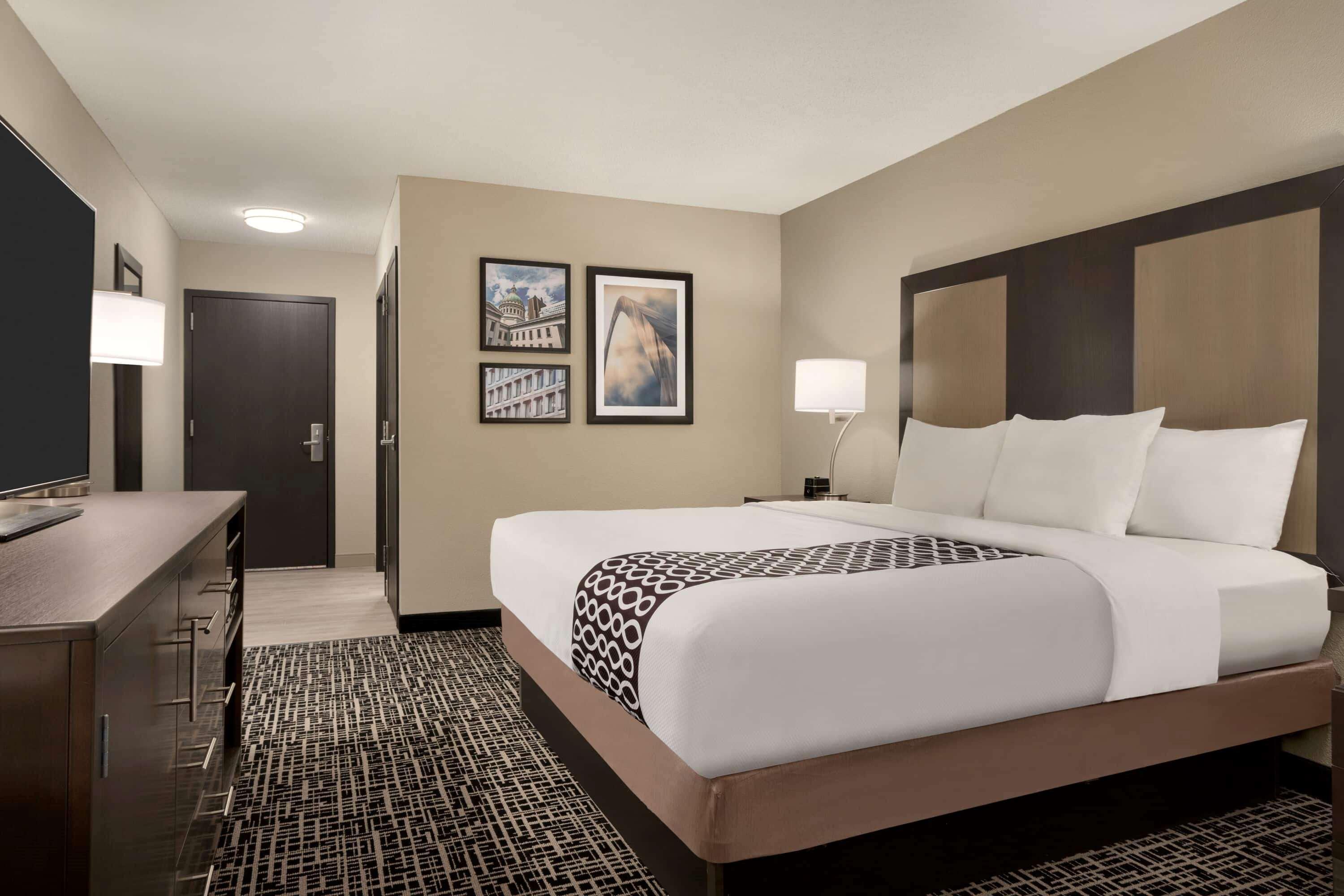 La Quinta Inn & Suites By Wyndham St Louis Route 66 Windsor Springs Exterior photo