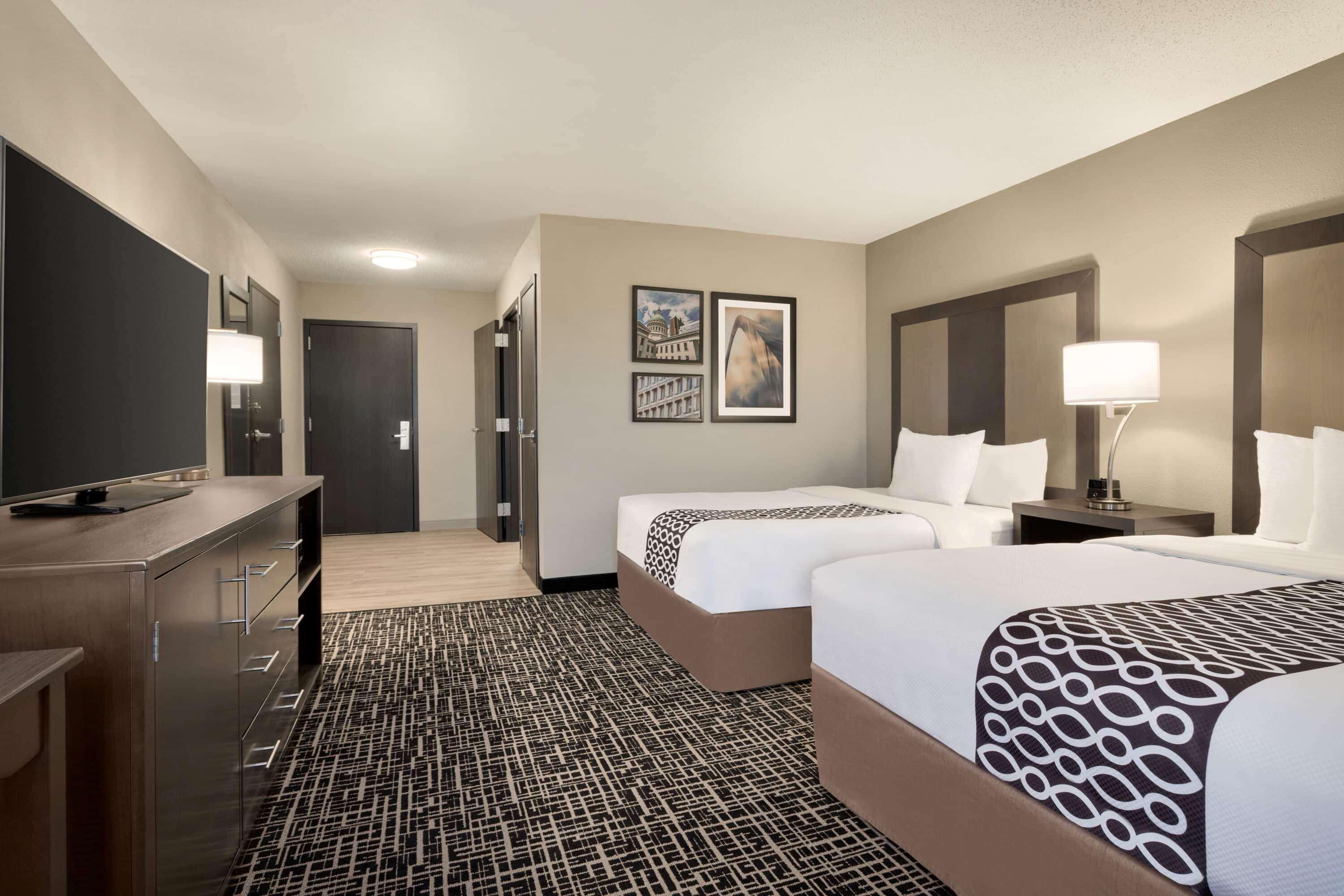 La Quinta Inn & Suites By Wyndham St Louis Route 66 Windsor Springs Exterior photo