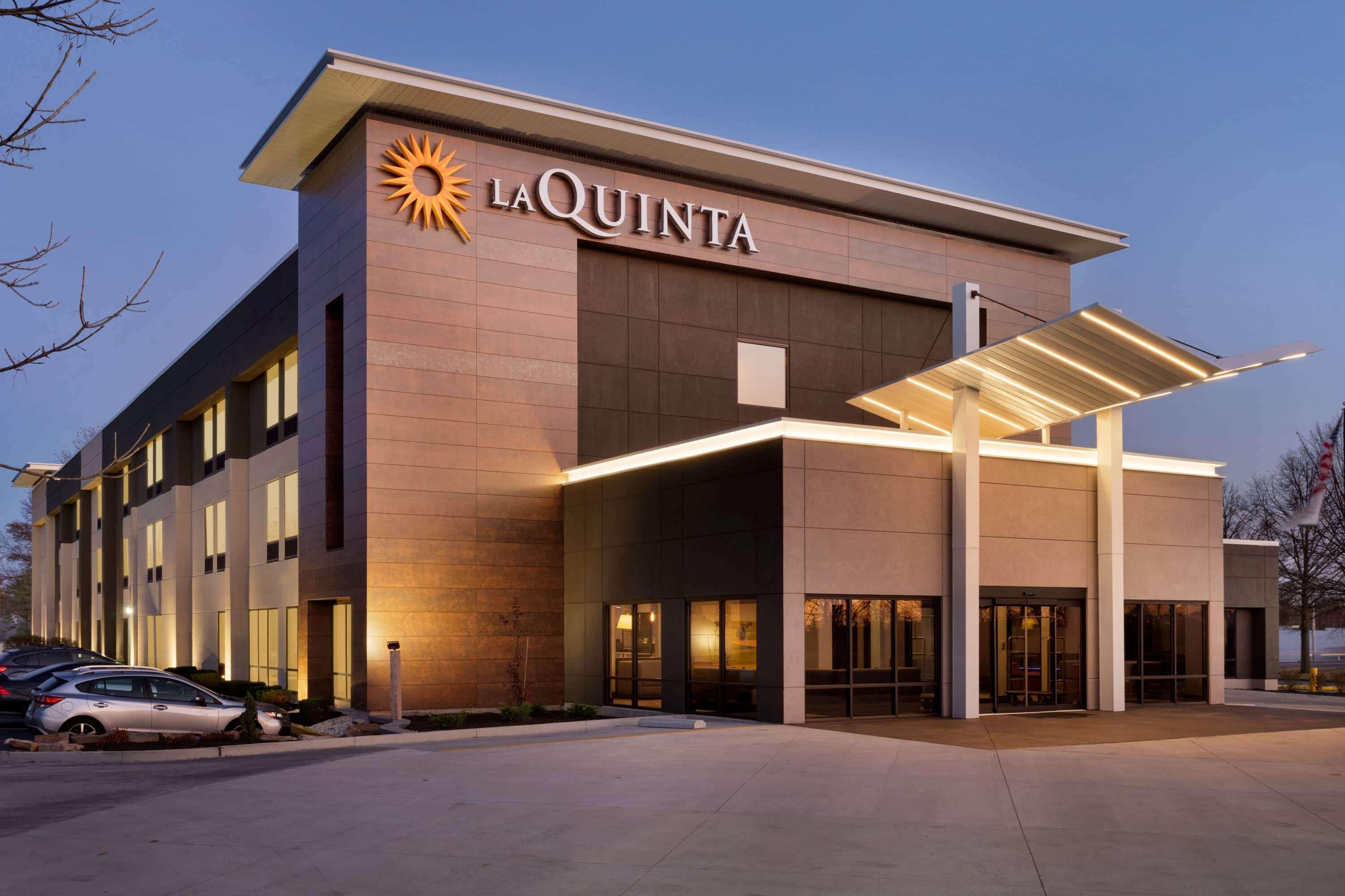 La Quinta Inn & Suites By Wyndham St Louis Route 66 Windsor Springs Exterior photo